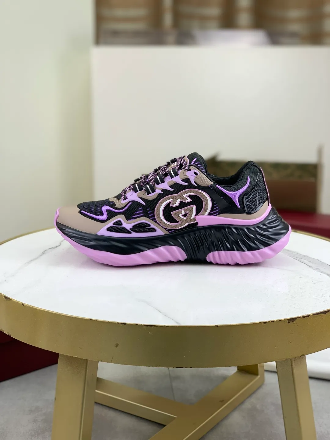 Men's shoes 💰P800 New model 💰Latest model💎💎💎GUCCI Italian Gucci dad shoes Top version 🔜Original quality🔜Purchasing level After many years of accumulation of dad shoes, it took more than 3 months of research and development to disassemble the original version, and finally it is available! The goods are worth looking forward to! 👫 style for couples 🔜Versatile in all seasons🔜 Fashion🔜 Personality 🔜Distinctive Outsole: The latest original developed TPU Upper: Imported original material🐮 Lining: Original A-grade mixed sheepskin🐮 Foot pads: Original A-grade imported cowhide 💯Counter genuine full set of packaging Midsole Latex pad with LOGO, Lasting, oil edge, air pressure coding process, support NFC anti-counterfeiting chip detection! Size: women’s code 35-40, men’s code 39-44 (women’s 34 41, men’s 38 45 46 customized)